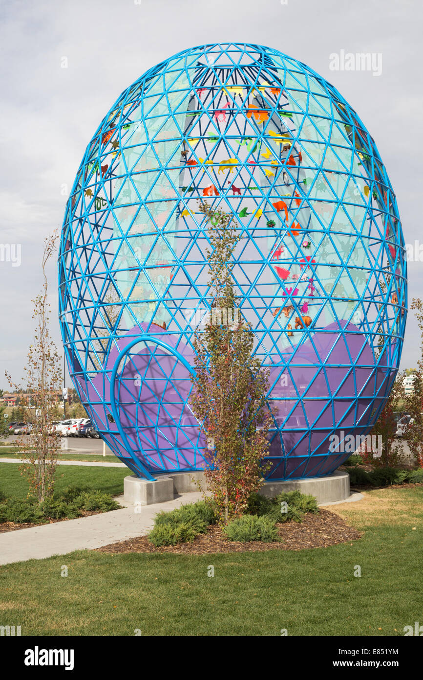 "Ei – die Einheit der Vielfalt" Skulptur am Calgary Zoo Eingang zeigt Vielfalt und Einheit des Lebens auf der Erde. Stockfoto