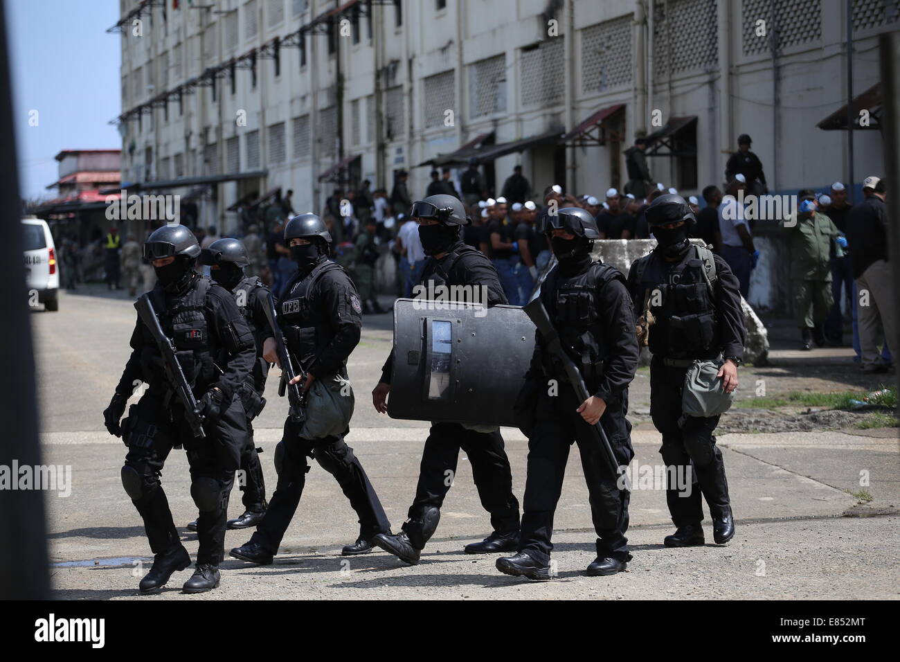 Doppelpunkt-Stadt, Panama. 30. September 2014. Elemente der Nationalpolizei teilnehmen an einer Aktion im Nueva Esperanza-Gefängnis in der Stadt Colon, Panama, am 30. September 2014. Mitglieder der Nationalpolizei zusammen mit anderen Sicherheitsbehörden leitete eine Suche im Gefängnis von Nueva Esperanza Beschlagnahme von Waffen, Handys und Drogen, laut der lokalen Presse. Bildnachweis: Mauricio Valenzuela/Xinhua/Alamy Live-Nachrichten Stockfoto