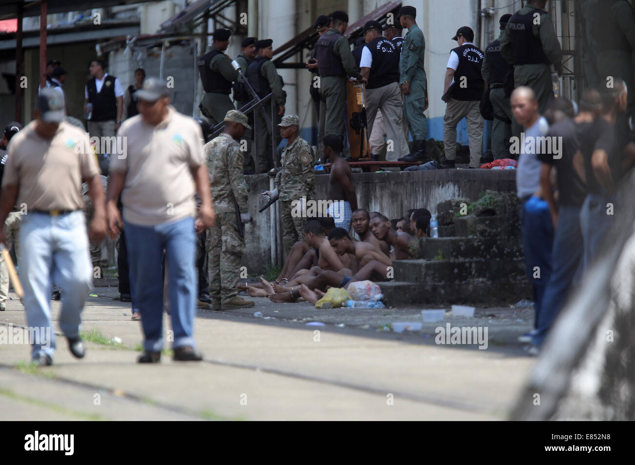 Doppelpunkt-Stadt, Panama. 30. September 2014. Insassen werden während einer Aktion im Nueva Esperanza-Gefängnis in der Stadt Colon, Panama, am 30. September 2014 bewacht. Mitglieder der Nationalpolizei zusammen mit anderen Sicherheitsbehörden leitete eine Suche im Gefängnis von Nueva Esperanza Beschlagnahme von Waffen, Handys und Drogen, laut der lokalen Presse. Bildnachweis: Mauricio Valenzuela/Xinhua/Alamy Live-Nachrichten Stockfoto