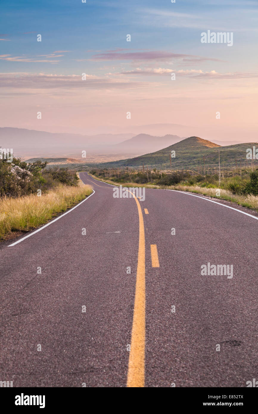 Chisos Basin Road im frühen Morgenlicht in Big Bend Nationalpark. Stockfoto