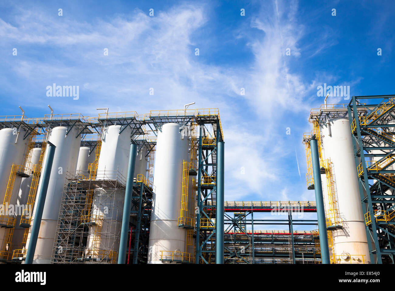 chemische Industrieanlagen gegen den blauen Himmel und Wolken Stockfoto