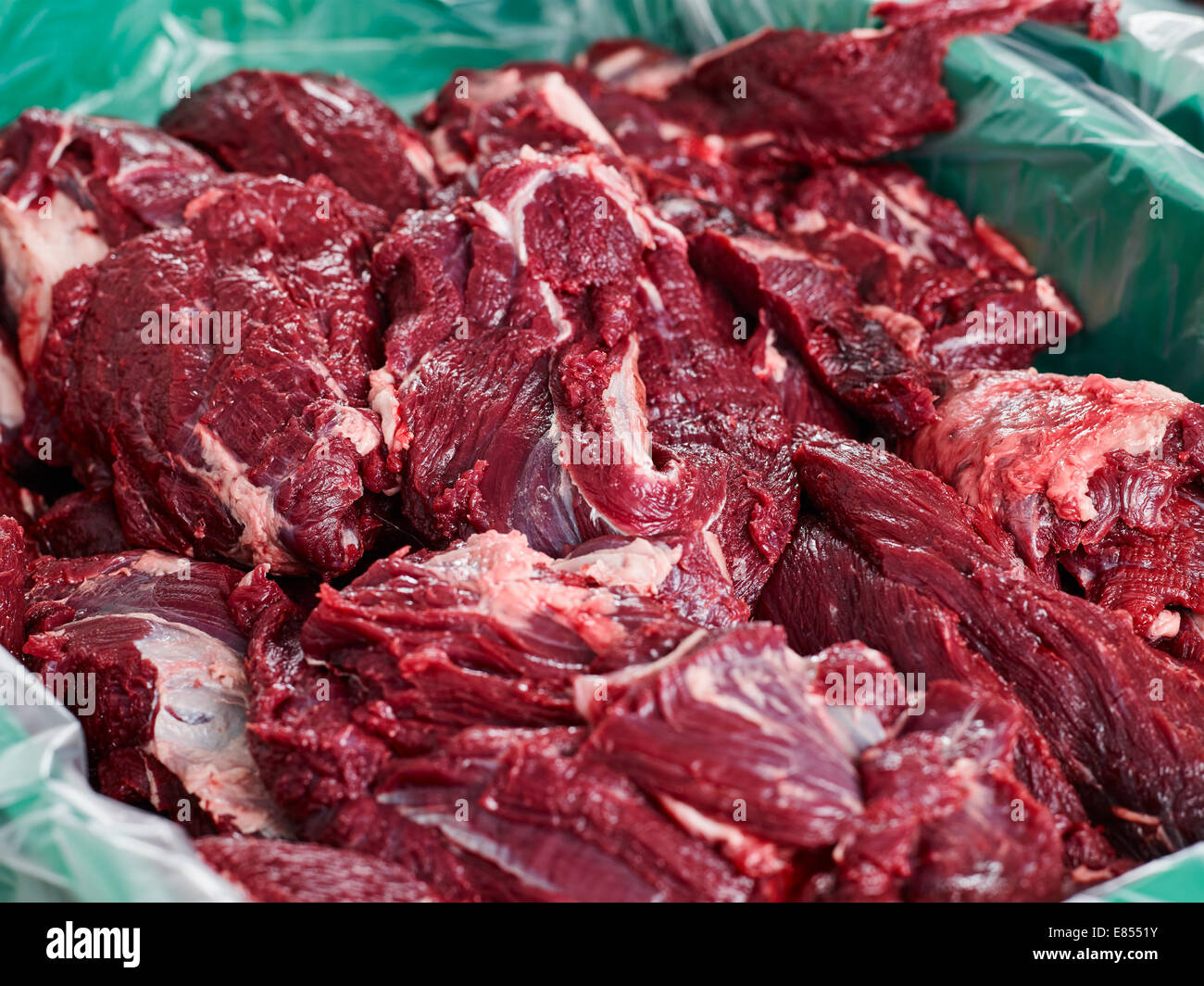 Der Metzger hat Bär schneiden Fleisch, bereits geschnittene Fleisch Stockfoto