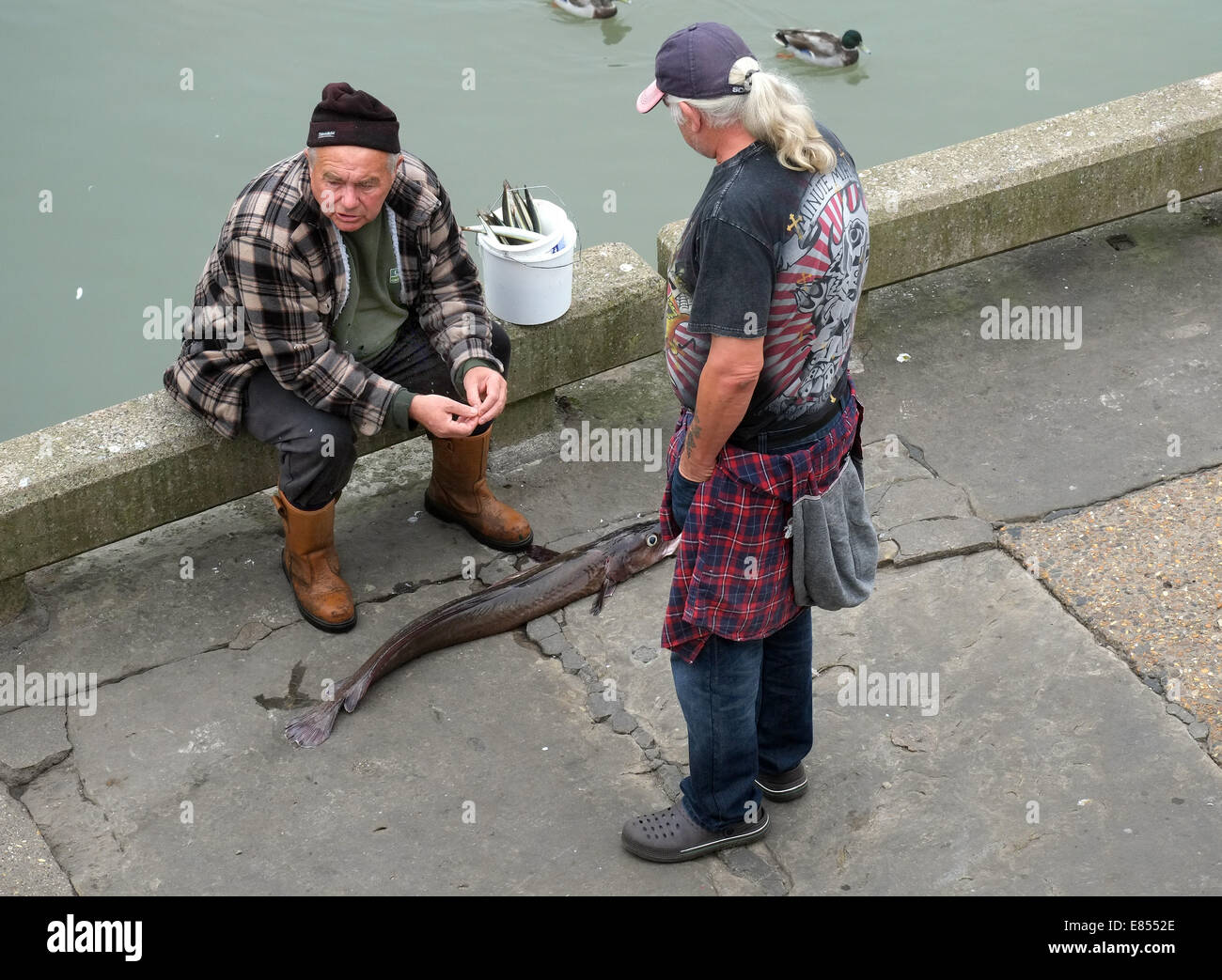 Zwei Männer mit großen Fischen. Stockfoto