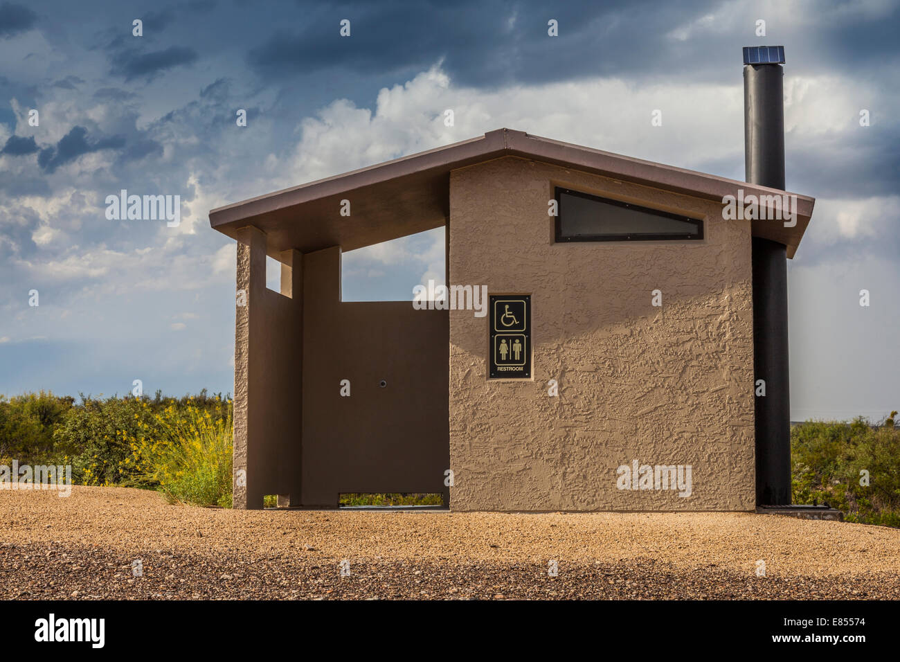 Toilette oder Nebengebäude Außenanlage bei Dugout Wells in Big Bend Nationalpark. Stockfoto