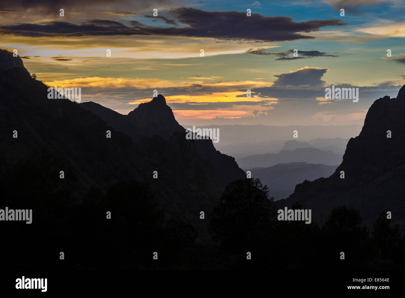 Das Fenster, eine ikonische Ansicht in die Chisos Mountains, Silhouette bei Sonnenuntergang in Big Bend Nationalpark. Stockfoto