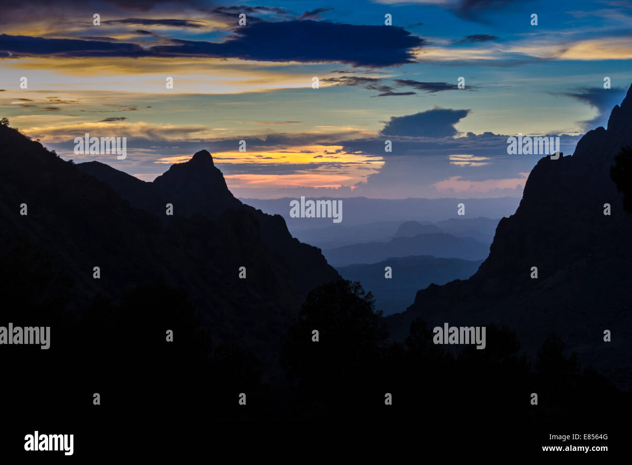 Das Fenster, eine ikonische Ansicht in die Chisos Mountains, Silhouette bei Sonnenuntergang in Big Bend Nationalpark. Stockfoto