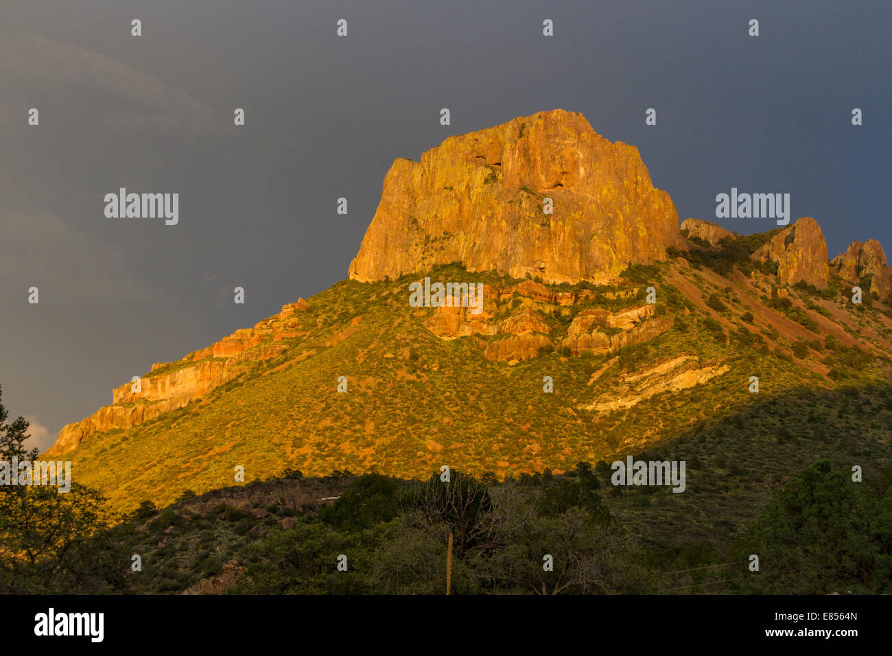 Sonnenuntergang goldenes Licht auf Casa Grande Mountain in den Chisos Mountains im Big Bend National Park in West Texas. Stockfoto