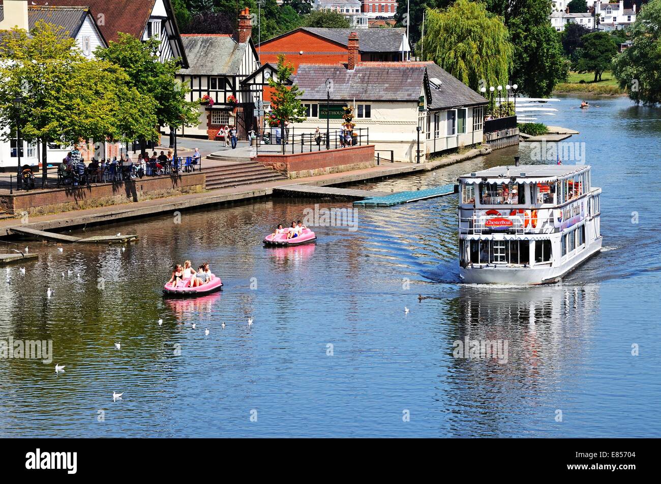 Fluss-Fähre und Tretboote am River Dee, Chester, Cheshire, England, UK, Westeuropa. Stockfoto