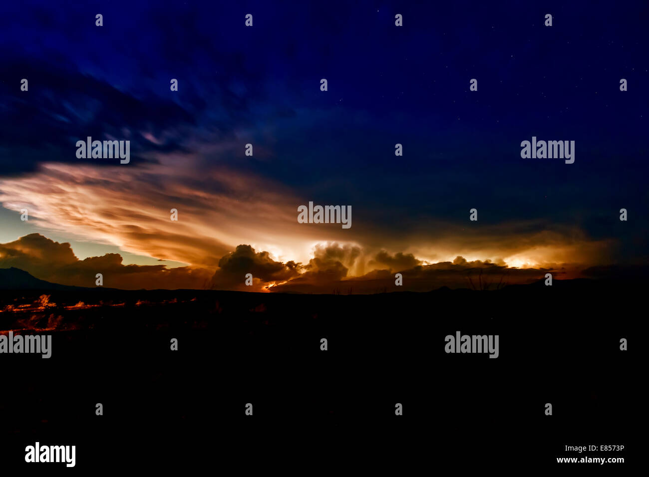 Blitz- und Thunderstom am Horizont mit Sternen am Nachthimmel über in Big Bend Nationalpark. Stockfoto