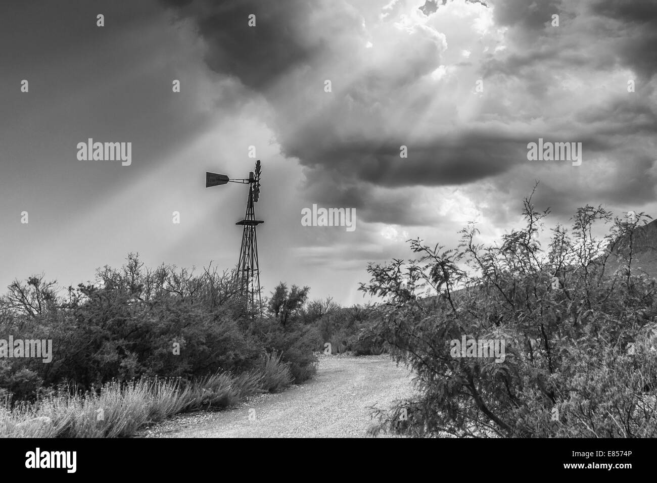 Windmühle und Sonne Strahlen im Big Bend National Park, Stockfoto
