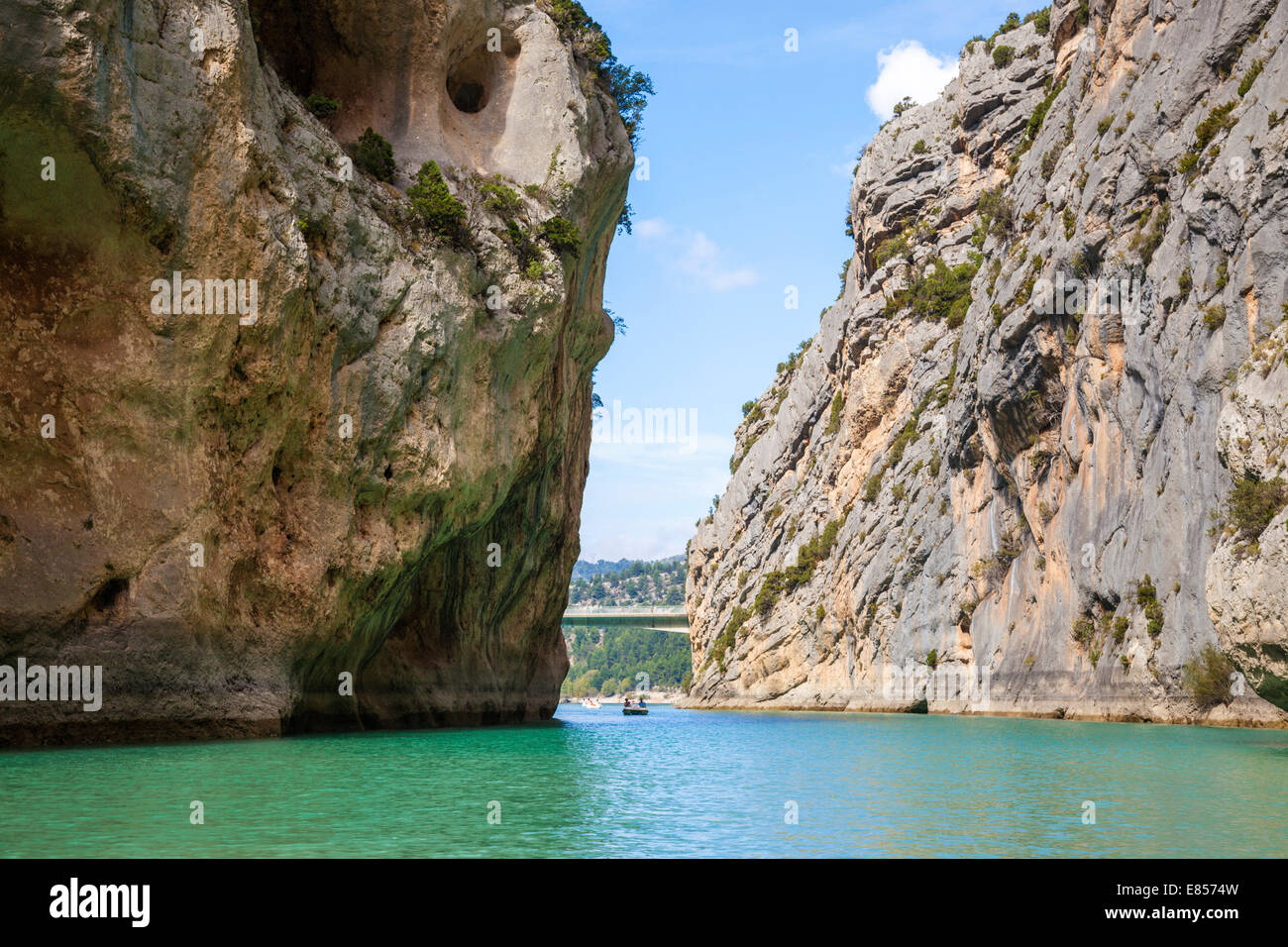 Die Nordspitze des Sees Sainte-Croix, in den Schluchten des Verdon-Exits (Alpes de Haute Provence - Frankreich). Stockfoto