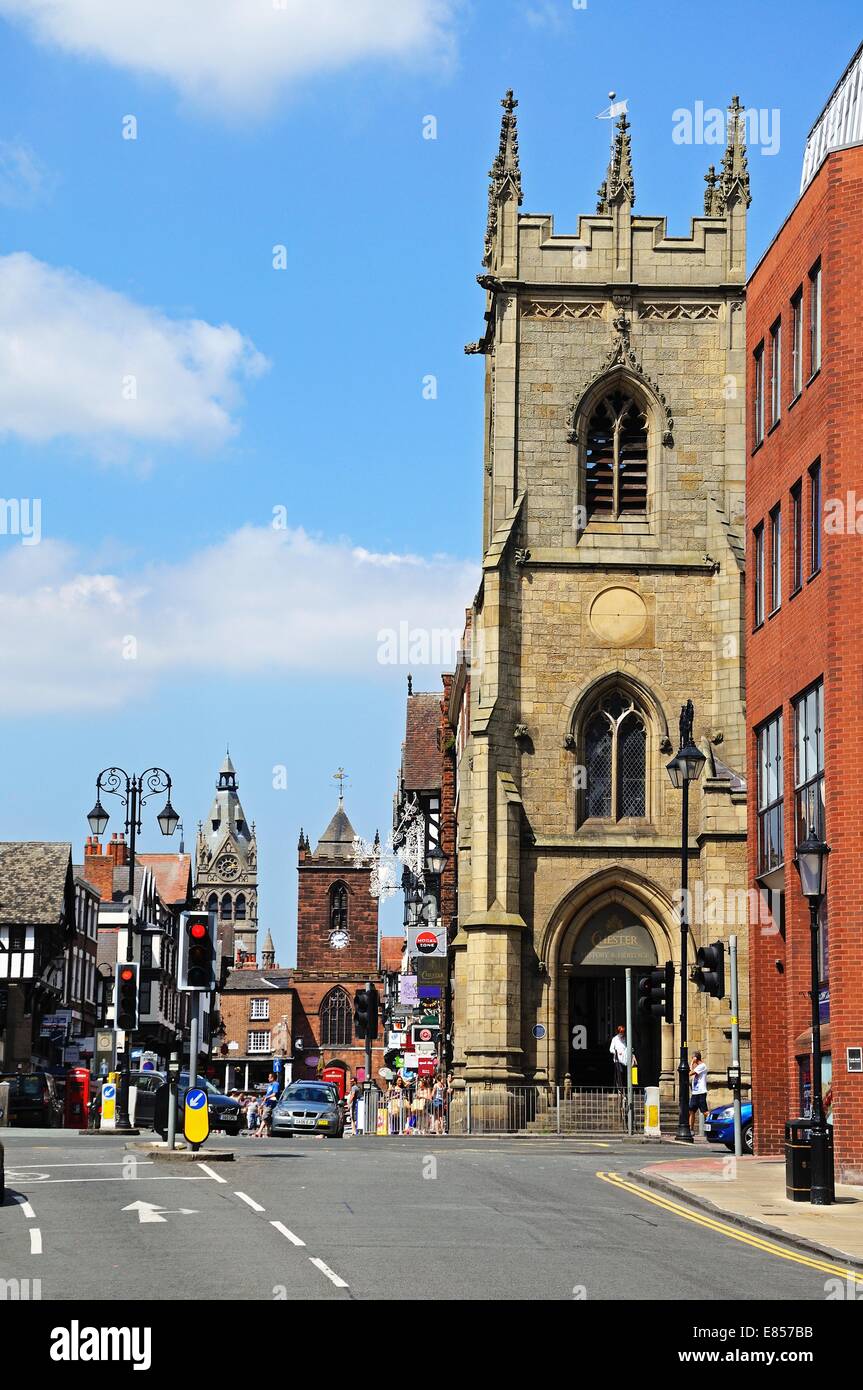 St. Michaels Church an der Ecke von Bridge Street und Pfeffer Street mit St. Peters Church auf der Rückseite, Chester, Cheshire, UK Stockfoto