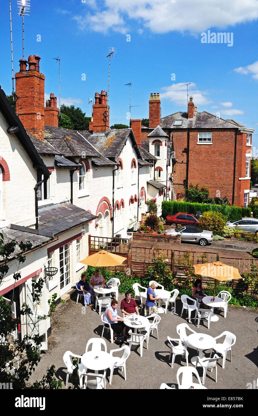 Erhöhten Blick auf Häuser und Cafés entlang des Flusses Dee Embankment, Chester, Cheshire, England, Vereinigtes Königreich, West-Europa. Stockfoto