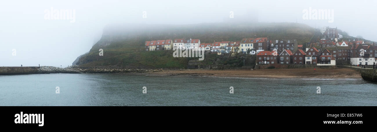 Panorama-Aufnahme von Whitby mit Nebel und Meer ärgern. Stockfoto