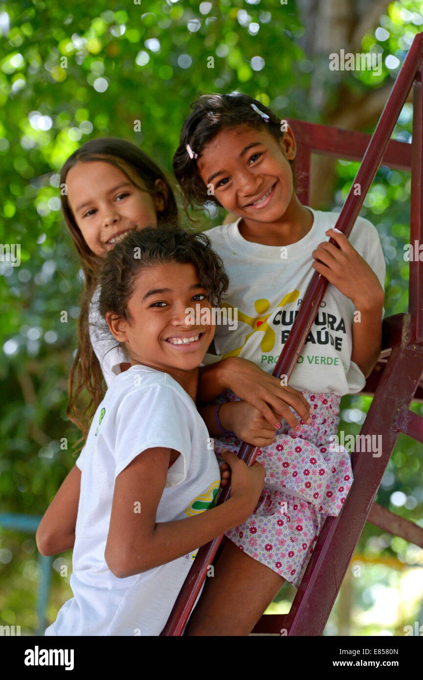 Drei Mädchen auf einem Spielplatz am Projekt Verde Vida, Crato, Bundesstaat Ceará, Brasilien Stockfoto