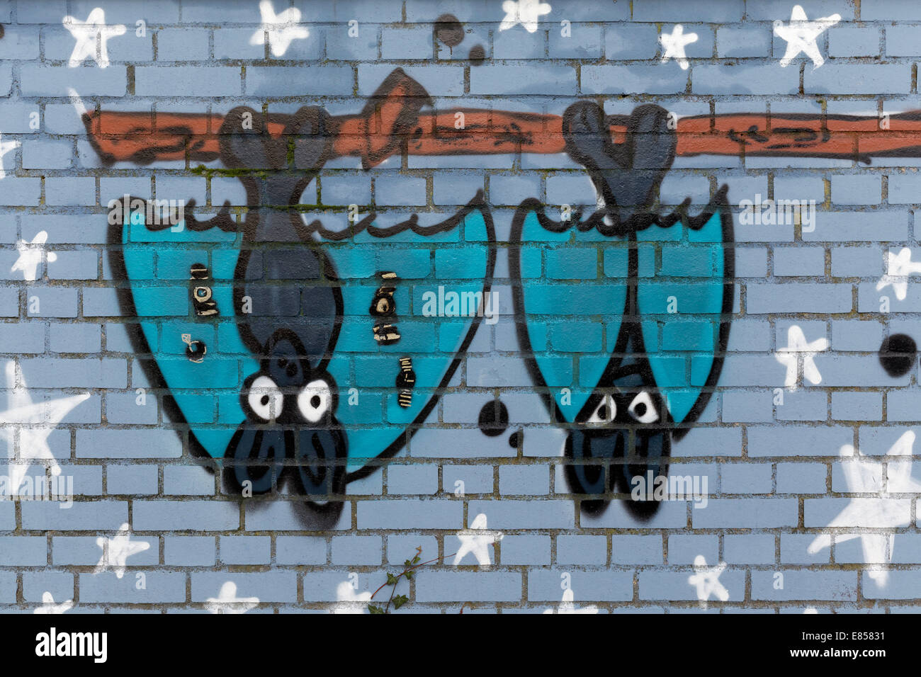 Zwei Schläger Figuren kopfüber hängend an einem Mast, Wandbild, North Rhine-Westphalia, Deutschland Stockfoto