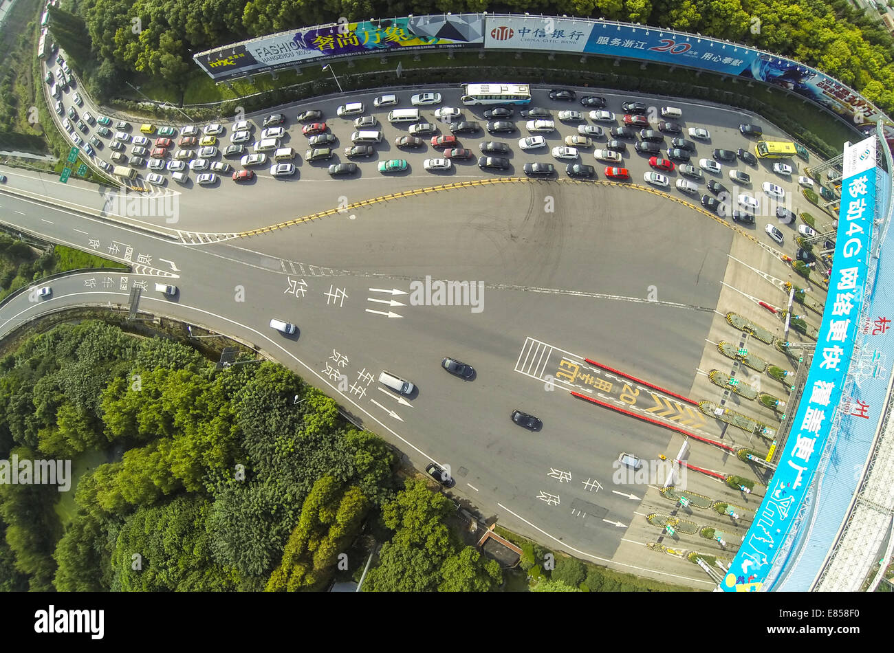 Hangzhou, China Zhejiang Provinz. 1. Oktober 2014. Ein Verkehrsstrom gehen aus der Stadt macht einen scharfen Kontrast mit einer leeren Auffahrt zur Eingabe Stadt an den Mautstellen der Schnellstraße am ersten Tag der chinesischen Nationalfeiertag Feiertage in Hangzhou, Hauptstadt der ostchinesischen Provinz Zhejiang, 1. Oktober 2014. Die "Goldene Woche" National Day Feiertage werden voraussichtlich einen Tourismus-Gipfel über dem Land zu bringen. Bildnachweis: Xu Yu/Xinhua/Alamy Live-Nachrichten Stockfoto