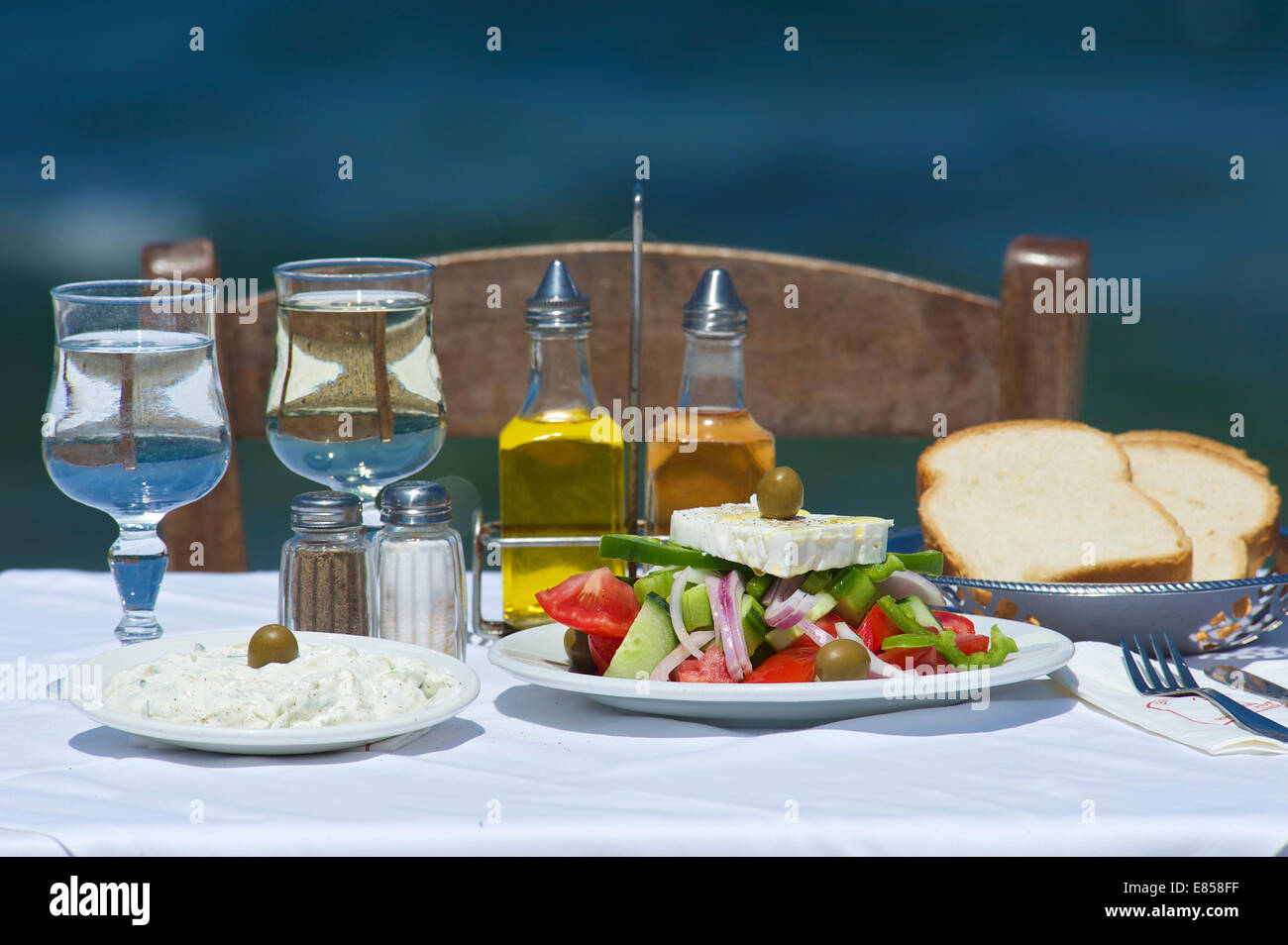 Griechischer Salat mit Feta, Tzatziki, Griechenland Stockfoto