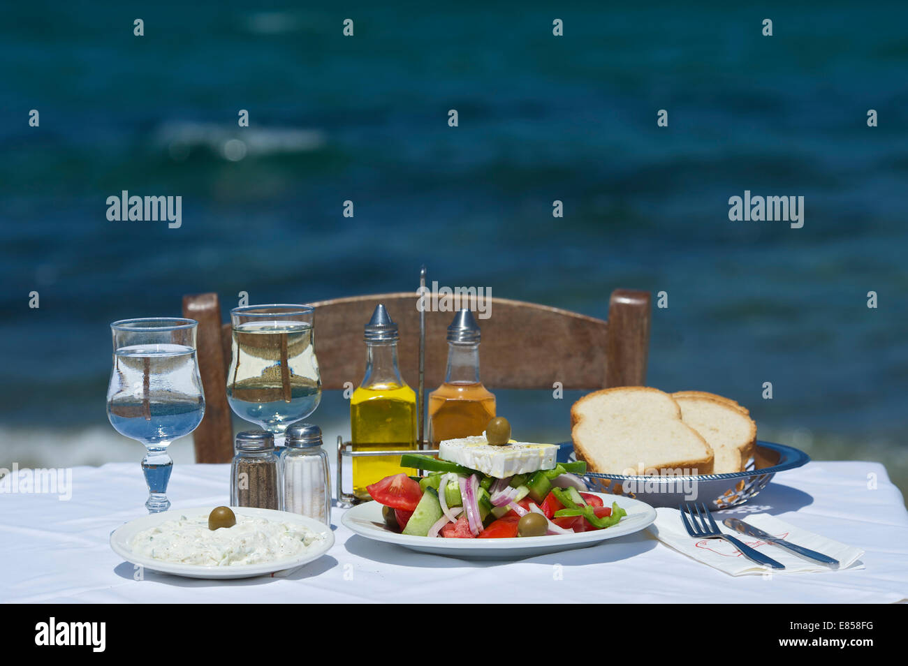 Griechischer Salat mit Feta, Tzatziki, Griechenland Stockfoto