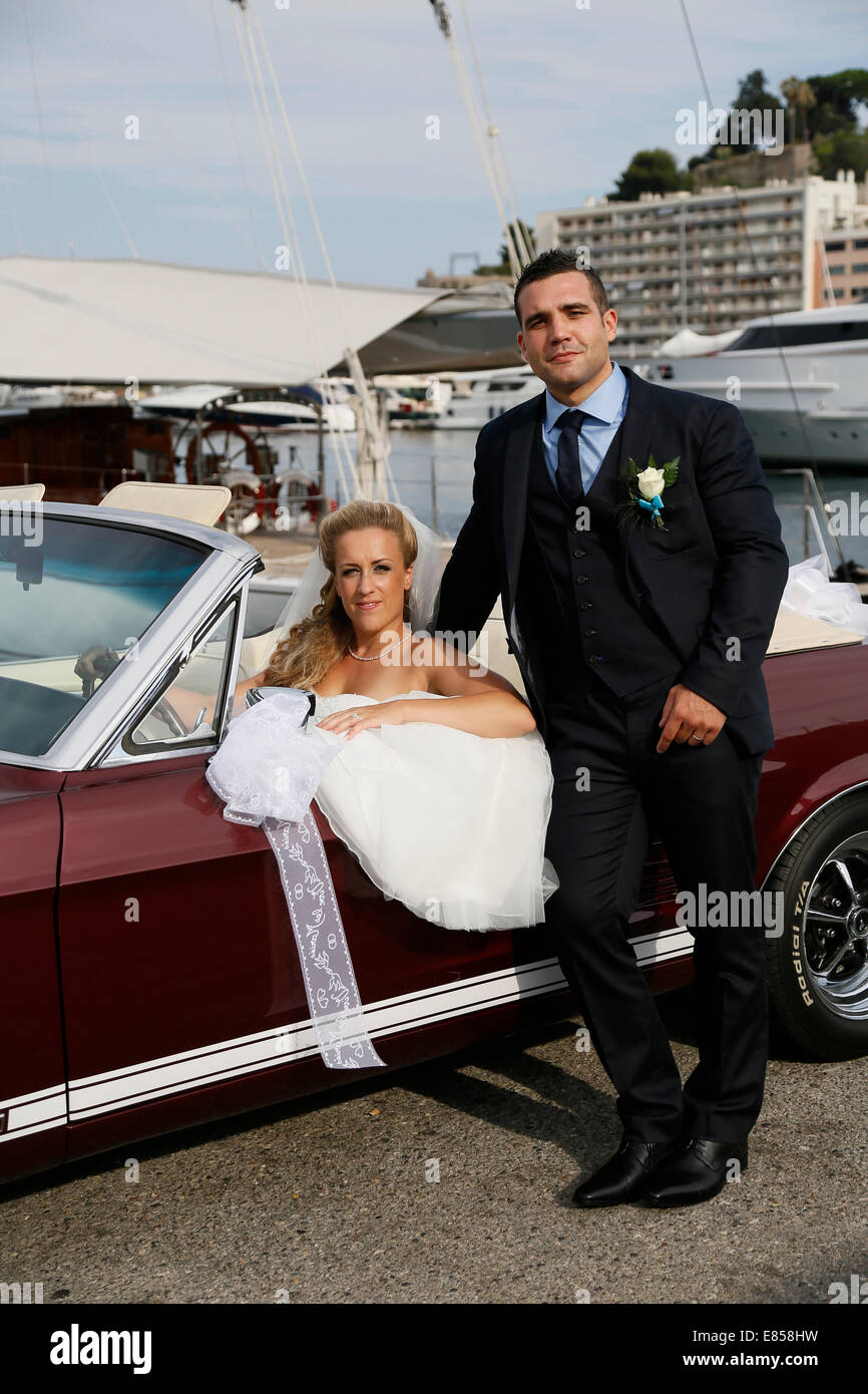 Braut und Bräutigam posiert mit einem offenen Ford Mustang Cabrio in einem Hafen Stockfoto
