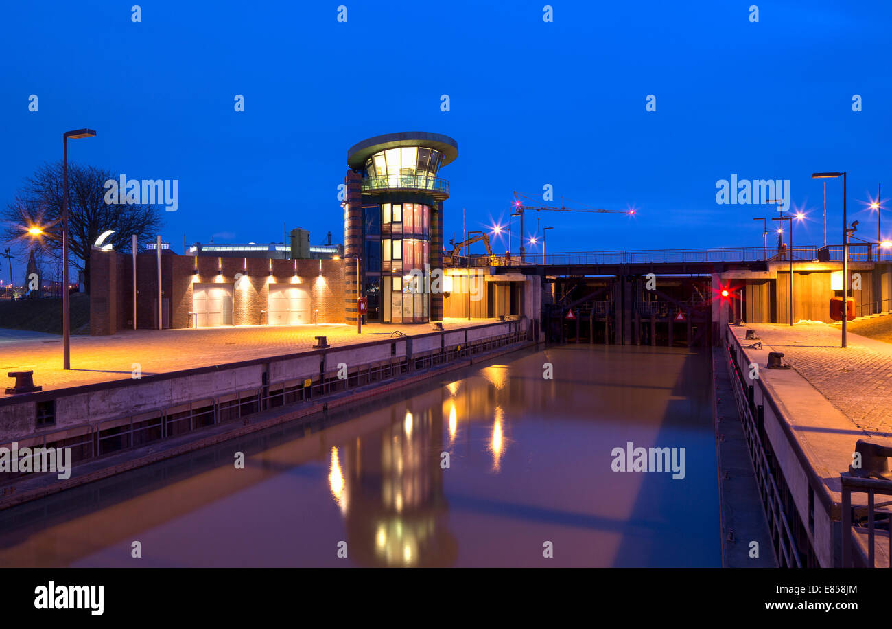 Schleuse Neuer Hafen Lock, Verbindung zwischen Weser und dem Neuer Hafen Hafen, Bremerhaven, Bremen, Deutschland Stockfoto