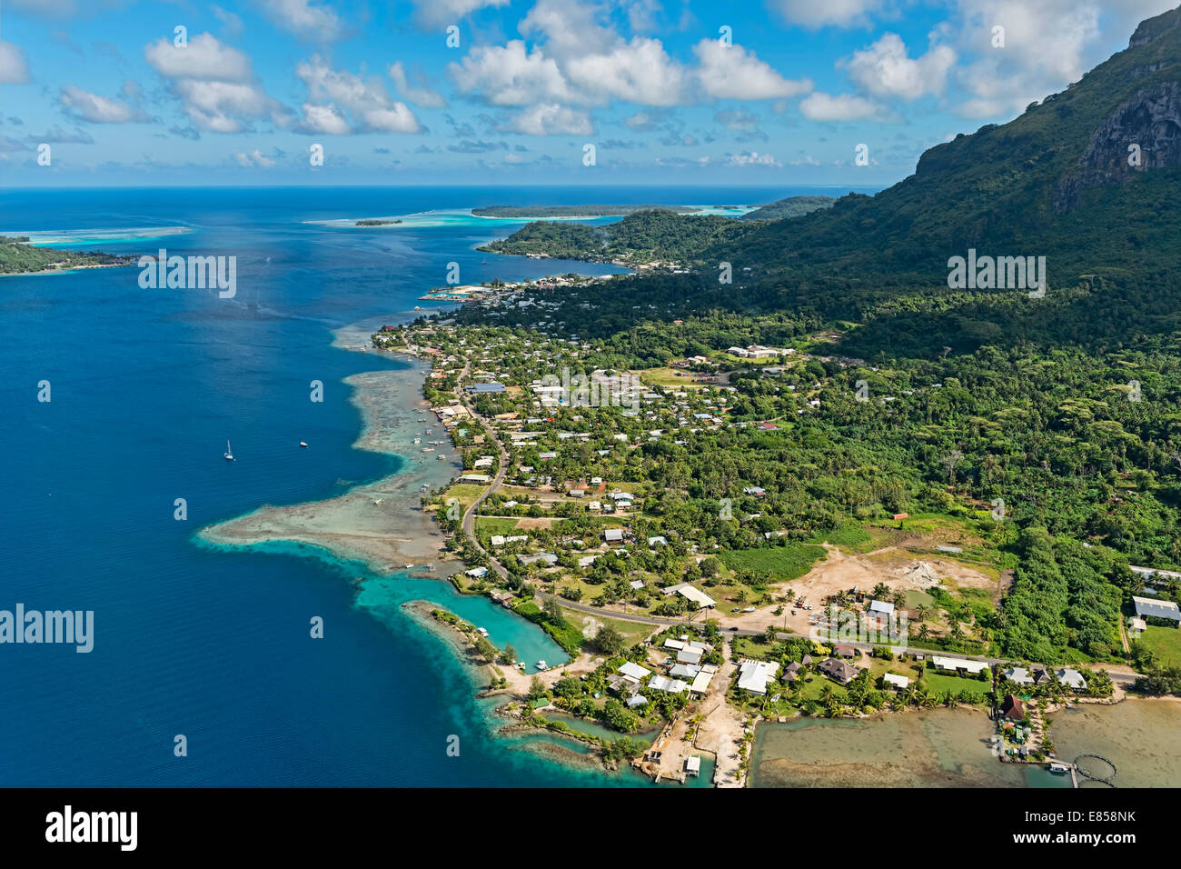 Luftaufnahme, Siedlung an der Küste, Bora Bora, Französisch-Polynesien Stockfoto