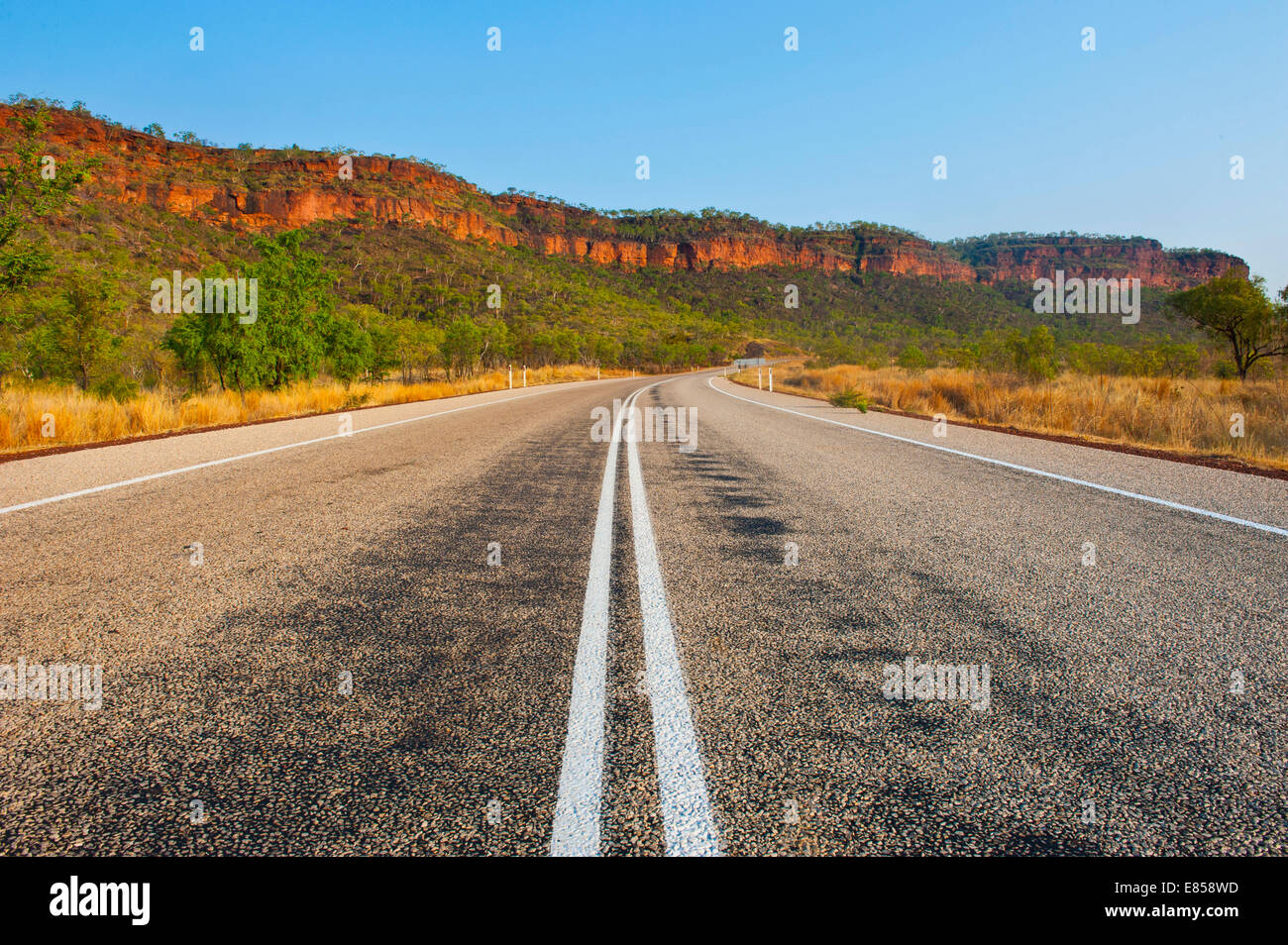 Straße, rote Klippen, Northern Territory, Australien Stockfoto