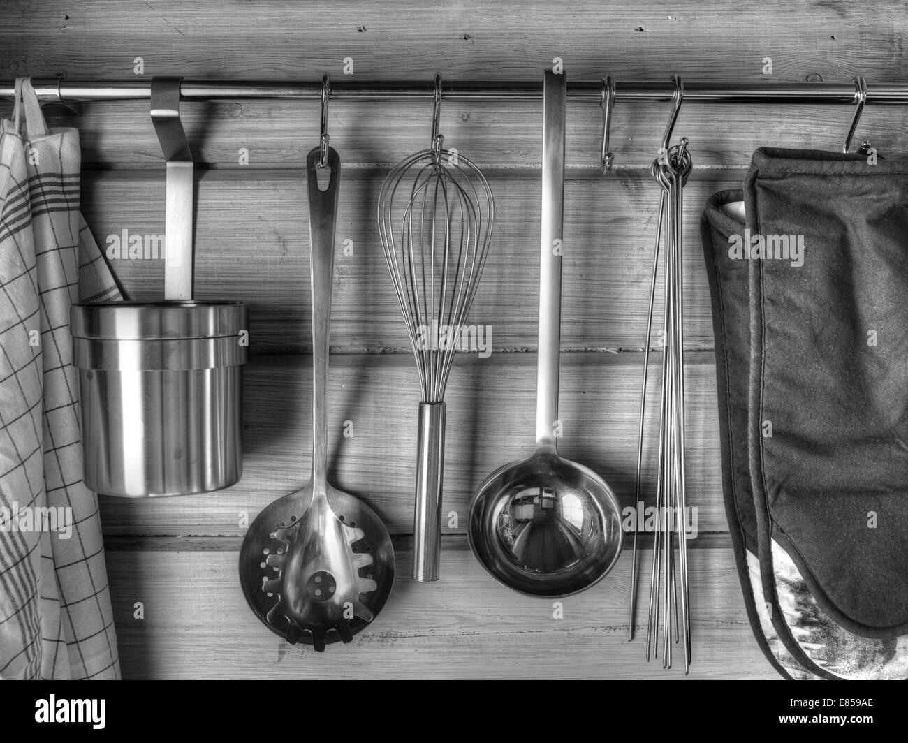 Das Geschirr hängt an der Wand, schwarz / weiß Bild Stockfoto