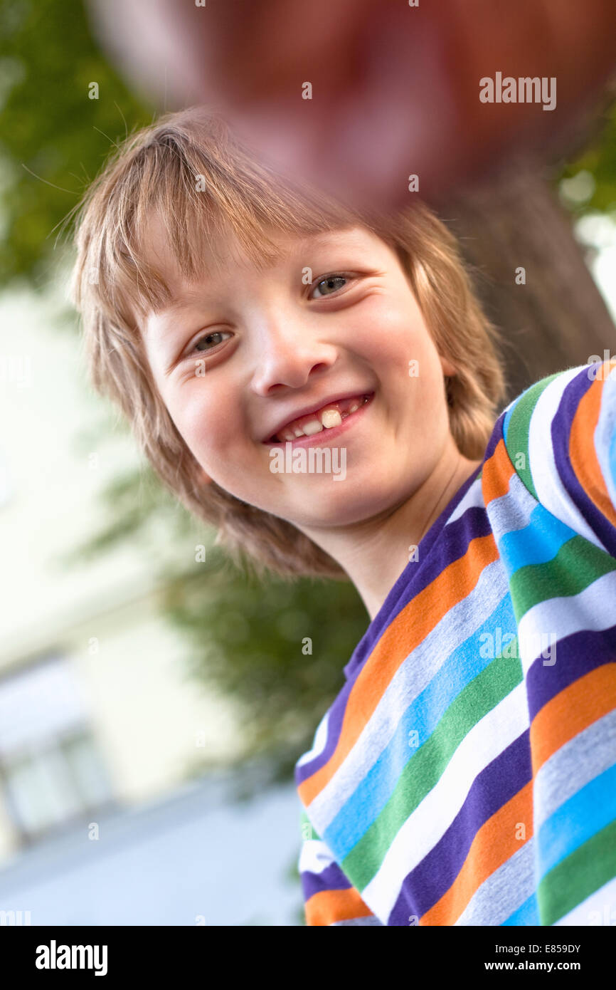 Portrait eines glücklichen jungen im freien Stockfoto