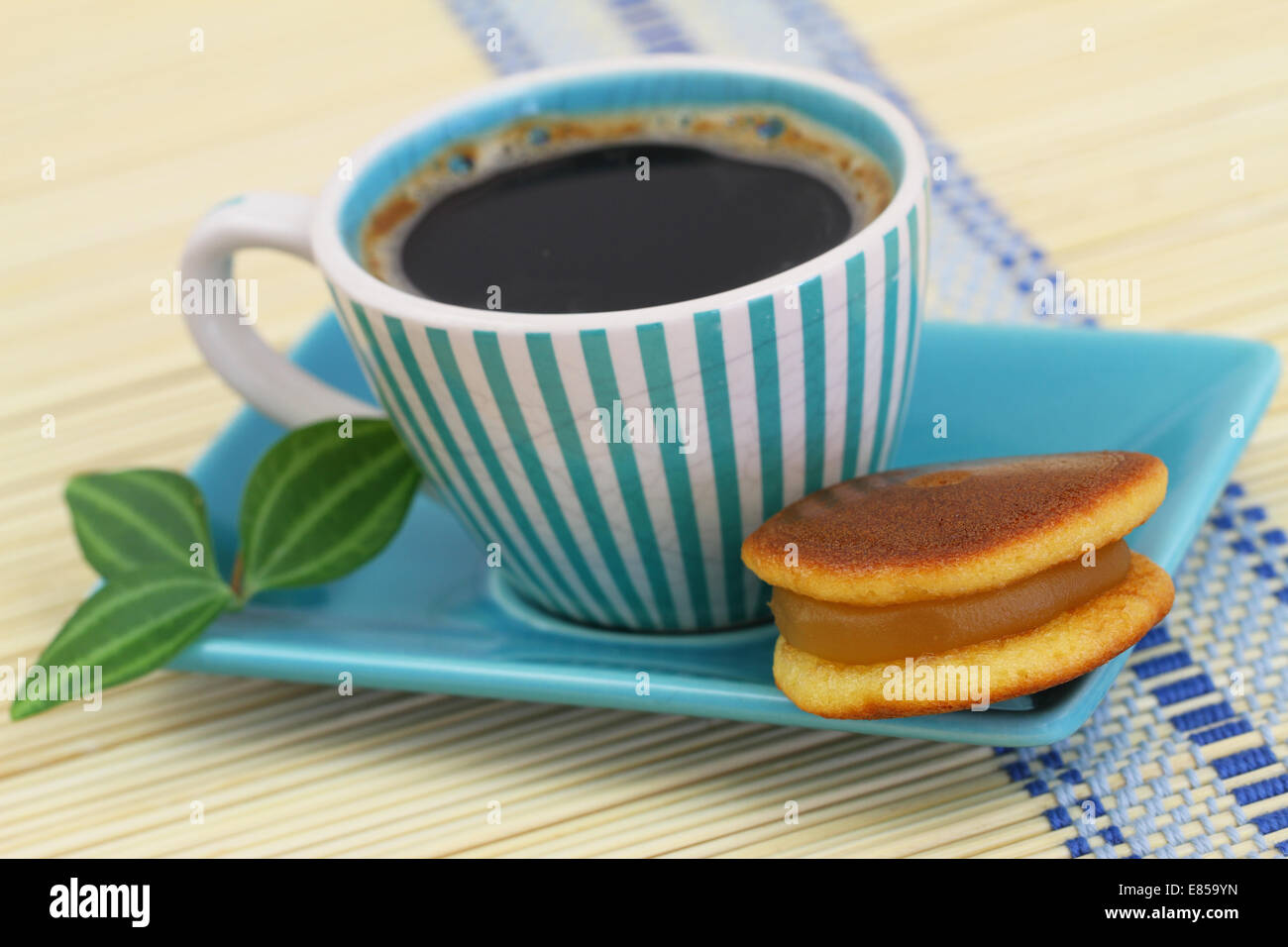Tasse Kaffee mit japanischen Cookie "Kuri Dora" Stockfoto