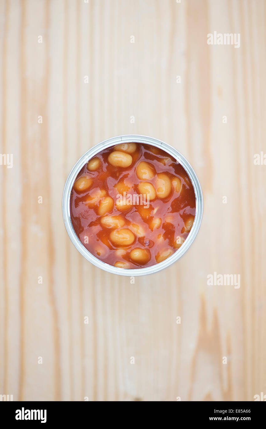 Offene Dose Heinz Baked Beans auf einem Holztisch Stockfoto