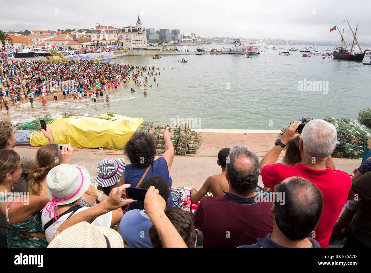 Masse der Leute zu beobachten die 2014 red Bull Flugtag in Cascais, Portugal Stockfoto