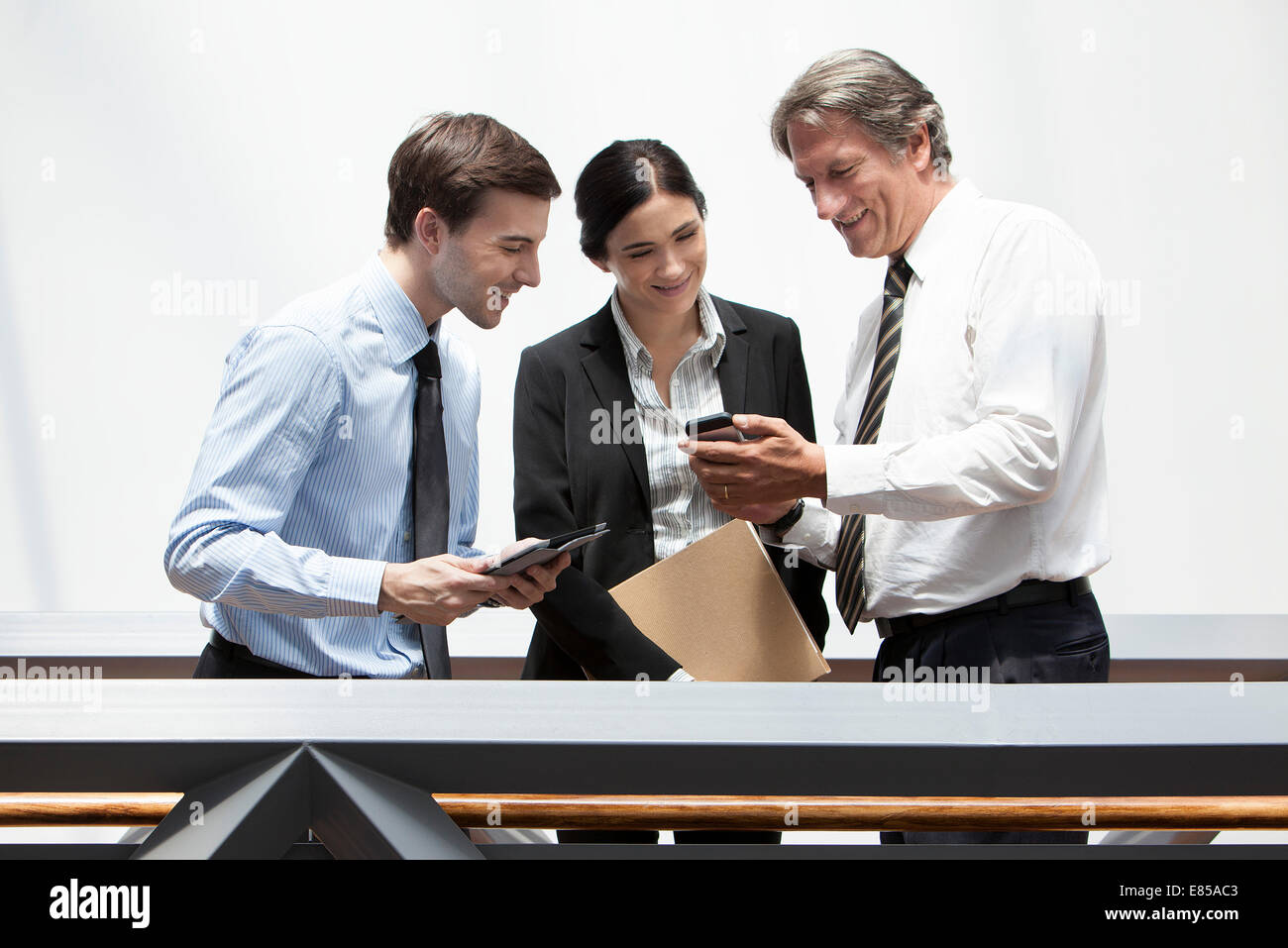 Geschäftsmann zeigt Smartphone an Kollegen Stockfoto