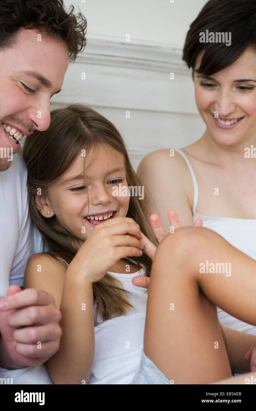 Eltern und Tochter spielen Stockfoto