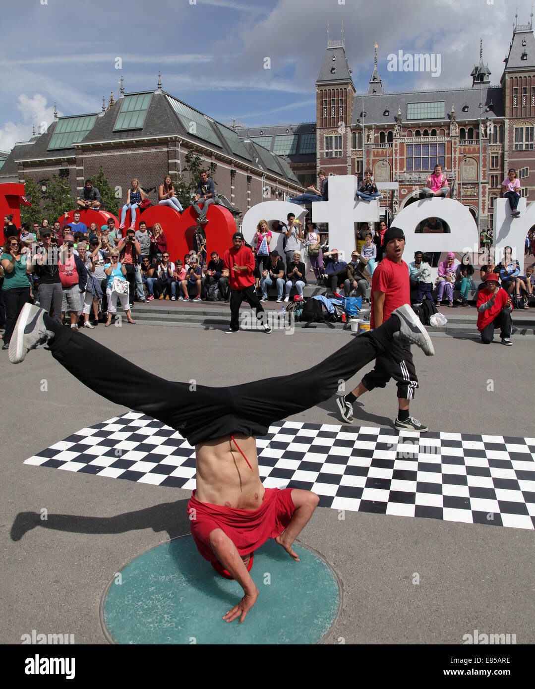 Breakdancer in Amsterdam. Touristen auf die I Amsterdam anmelden. Vor dem Rijksmuseum. Ich liebe Amsterdam. Stockfoto