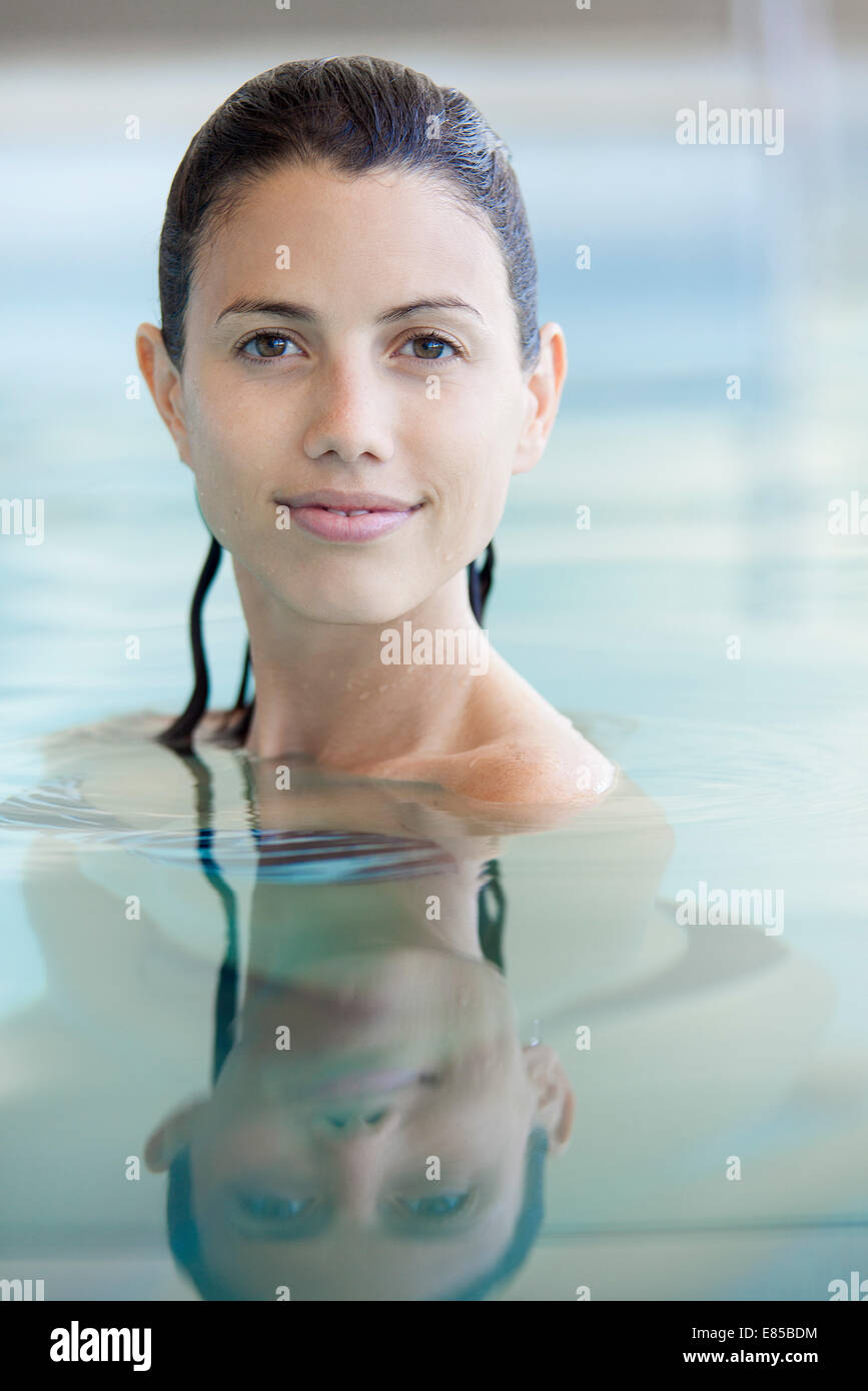 Frau Entspannen Im Schwimmbad Porträt Stockfotografie Alamy 