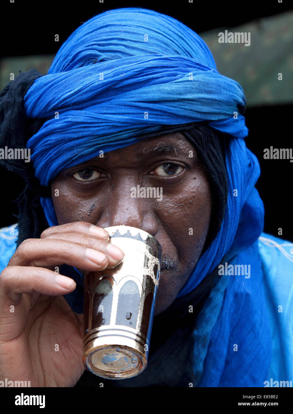 Afrikanische Nomaden aus Mauretanien Tee zu trinken. Nordafrika  Stockfotografie - Alamy