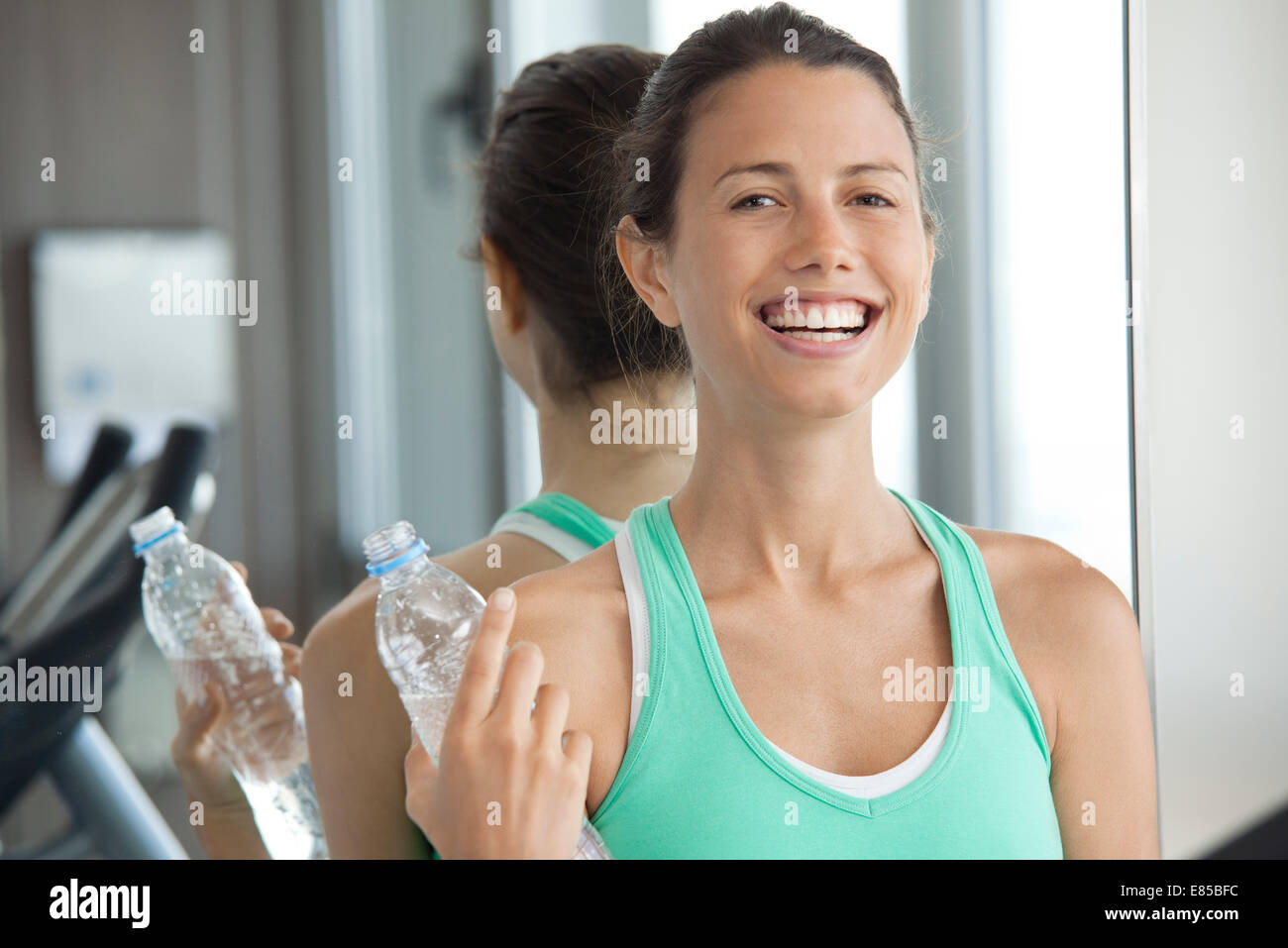 Frau mit Flasche Wasser entspannen Stockfoto