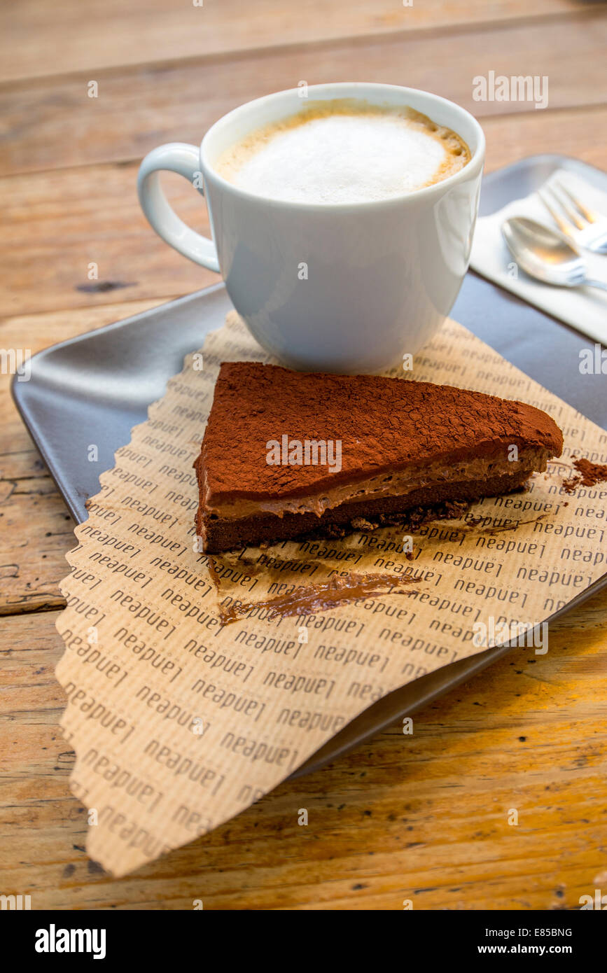 Landeauer Schokolade Torte mit Cappuccino, Messer & Gabel auf Tablett Stockfoto