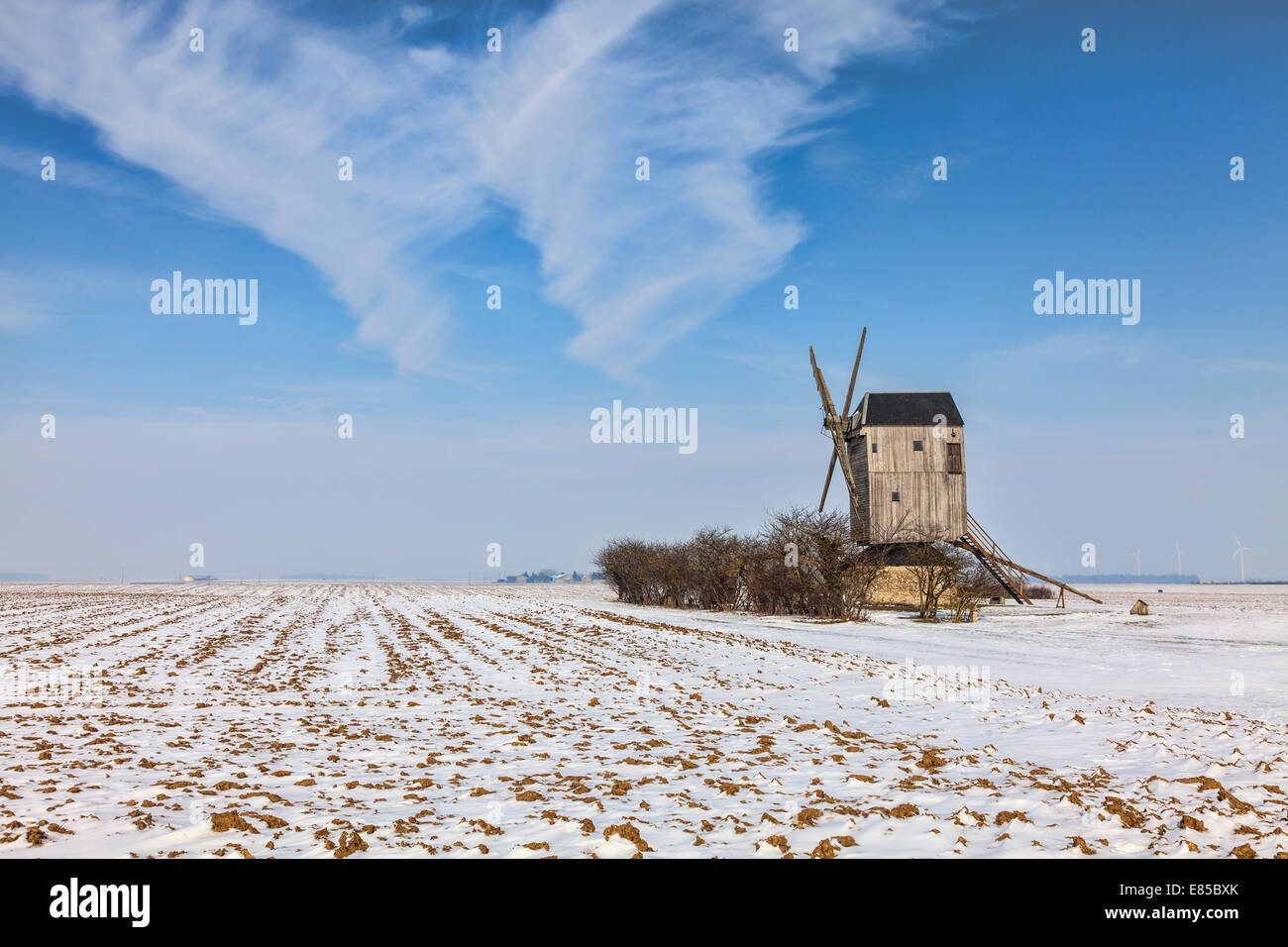 Winterlandschaft in der zentralen Region von Frankreich, mit einer traditionellen hölzernen Windmühle Stockfoto