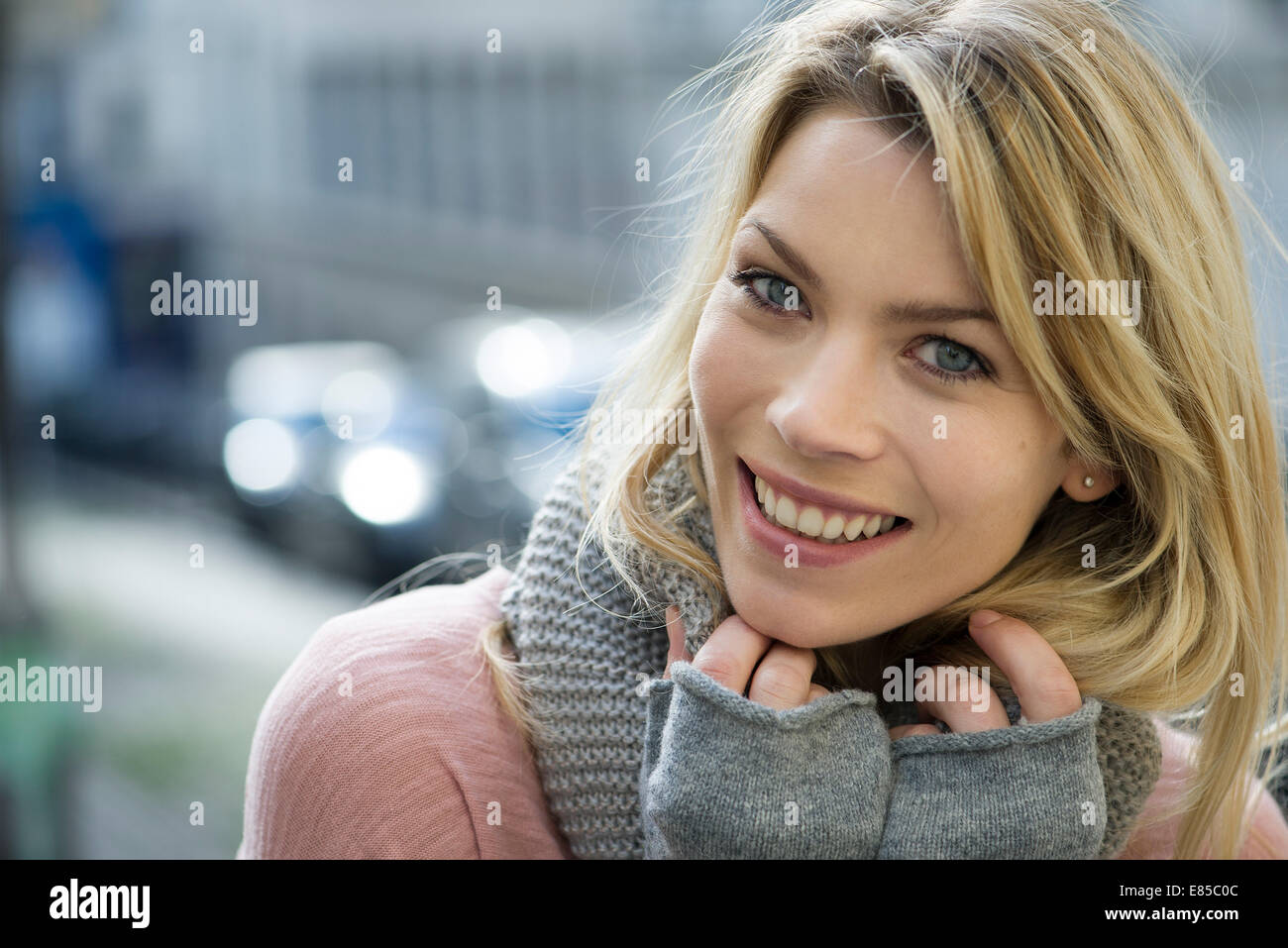 Frau mit Stricken Handschuhe und Schal warm gekleidet Stockfoto