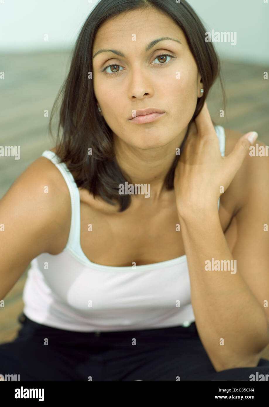 Frau mit Hand am Hals, Porträt Stockfoto