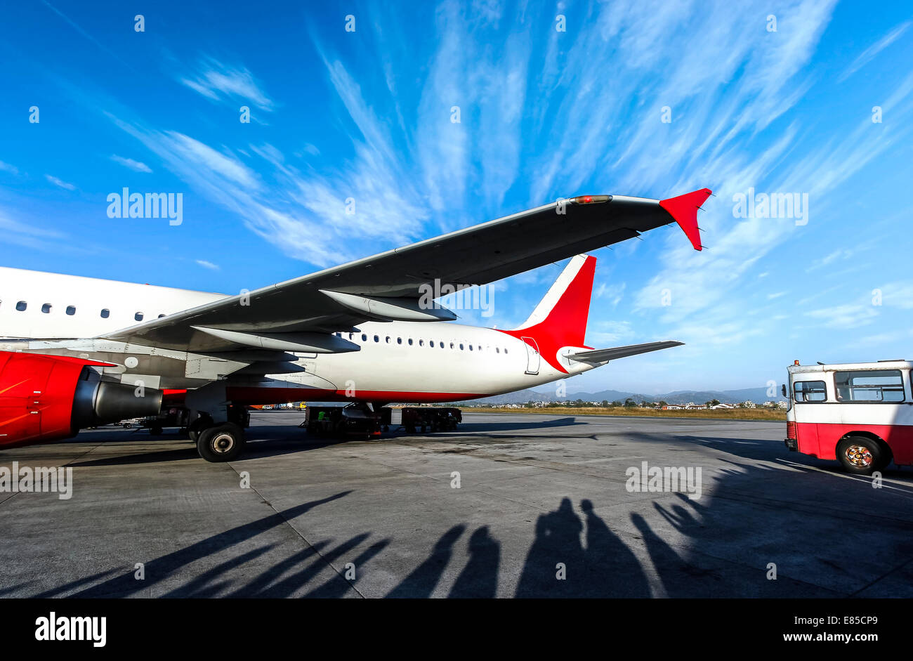 Flugzeug und Schatten der wartenden Menschen. Stockfoto