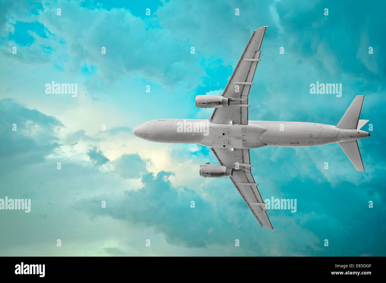 Passagierflugzeug auf dem schönen Cumulus-Wolken-Hintergrund Stockfoto