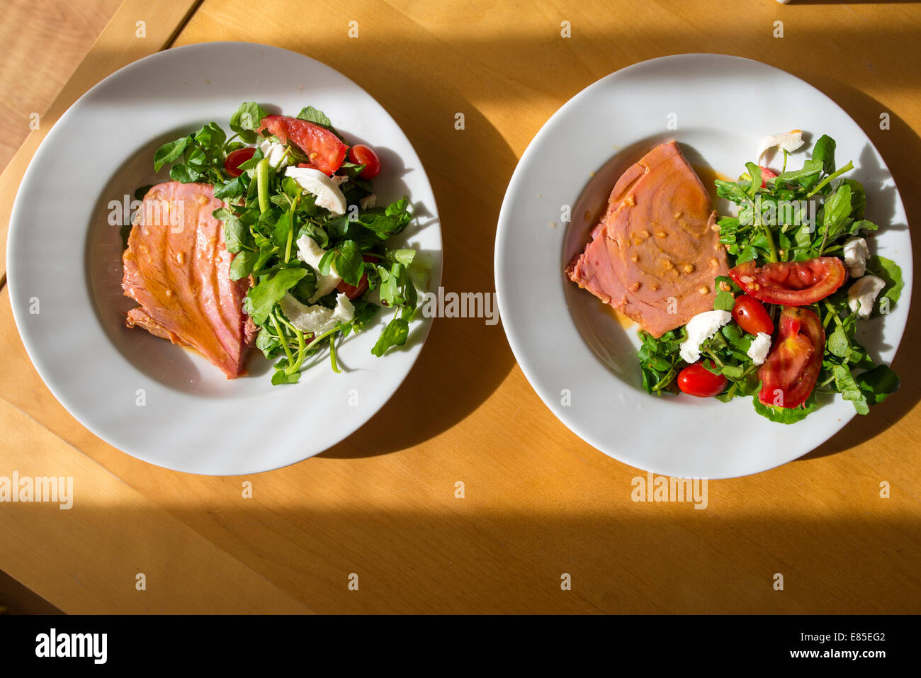Marinierter Thunfisch-Steak mit Brunnenkresse geschnittene Tomaten ...