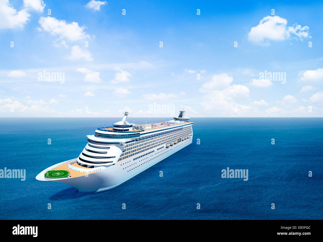 Malerische Aussicht auf den Ozean mit Kreuzfahrtschiff. Stockfoto