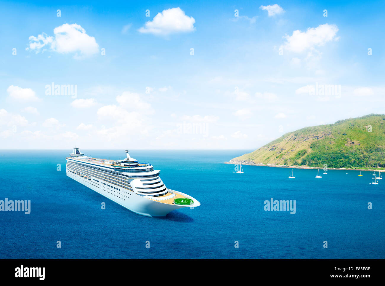 Malerische Aussicht auf den Ozean und Land mit Kreuzfahrtschiff auf der Seite. Stockfoto