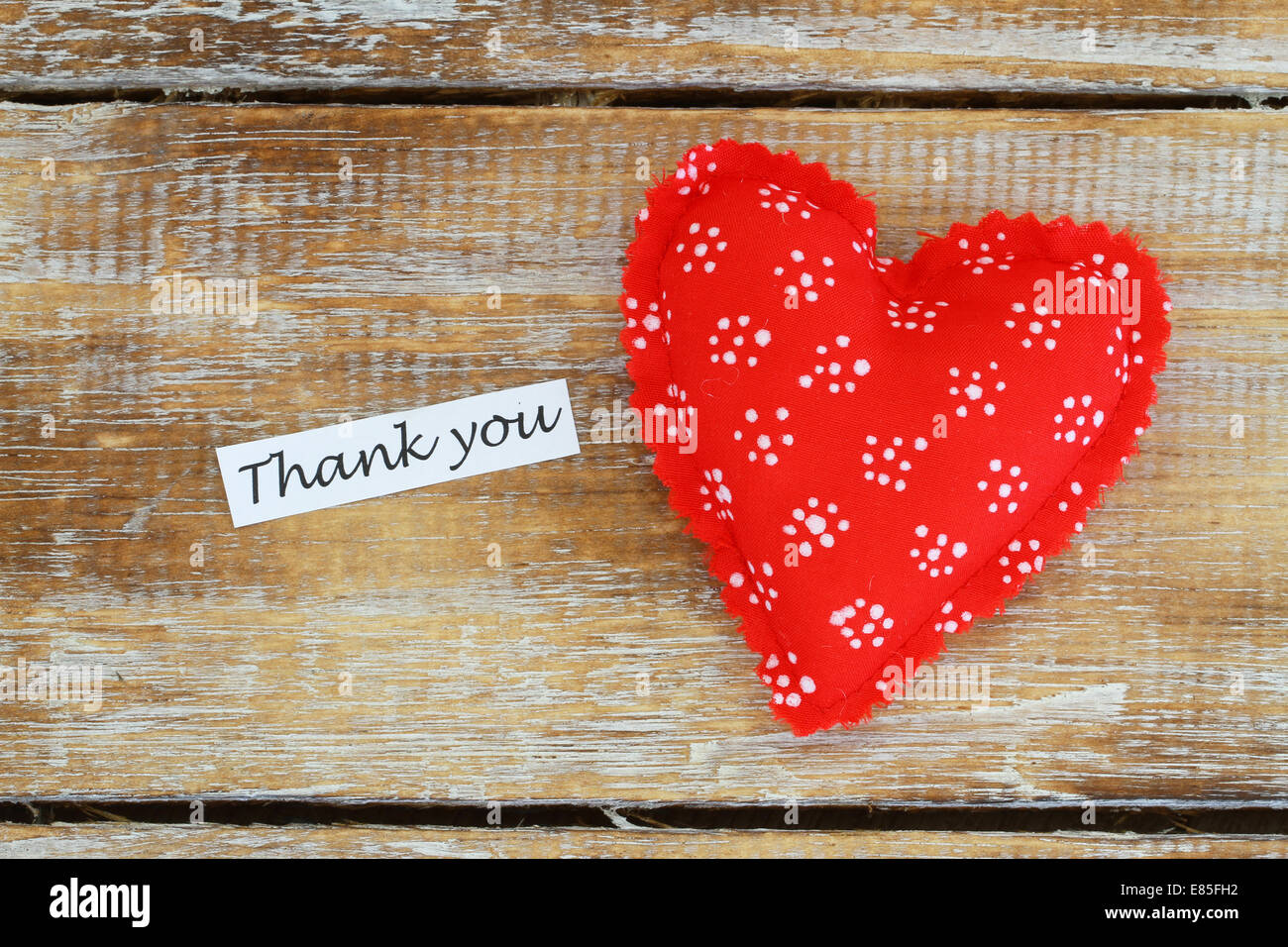 Dankeschönkarte mit roten Herz auf Holzuntergrund Stockfoto