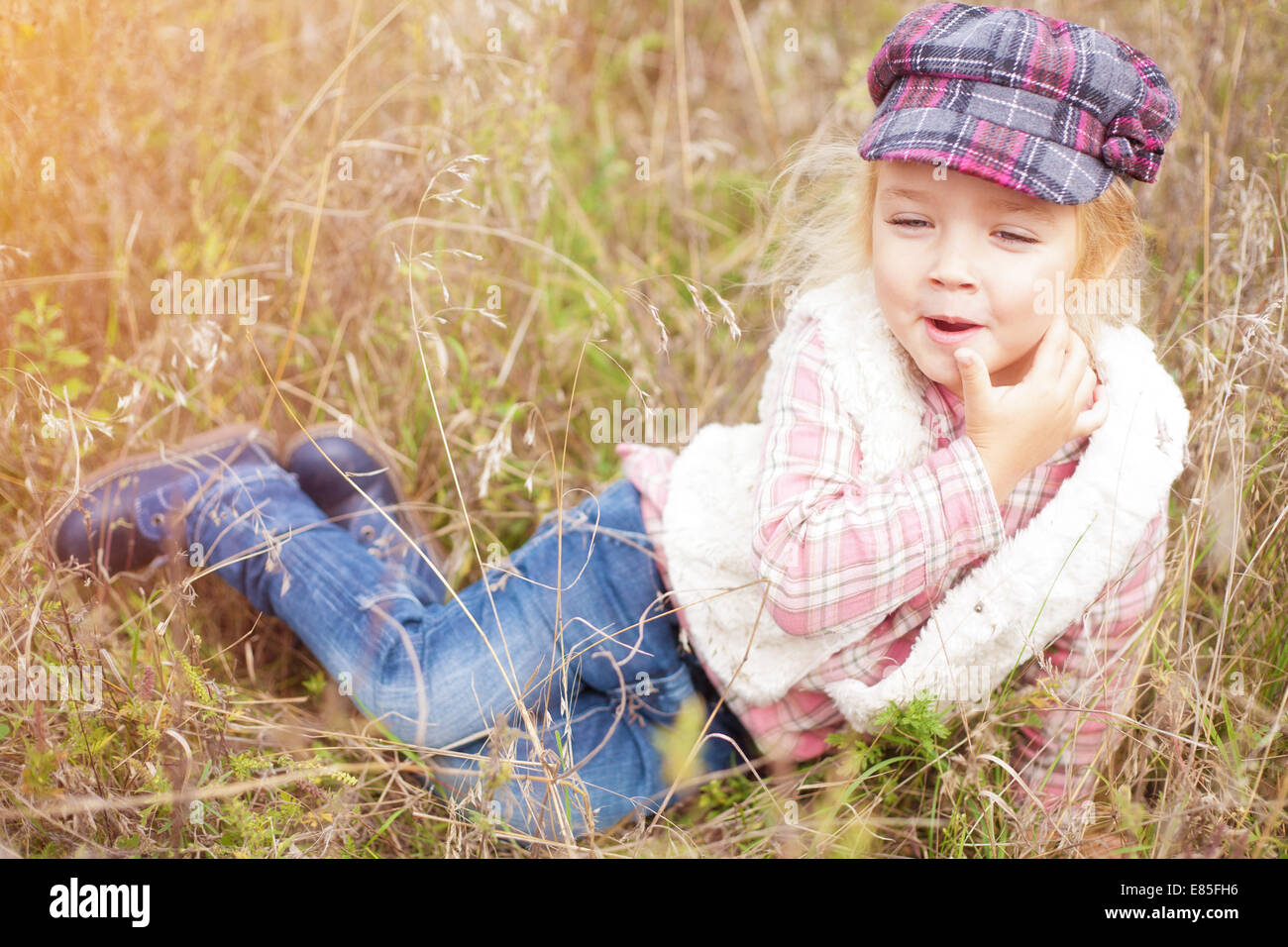 Porträt eines fröhlichen kleinen Mädchens Stockfoto
