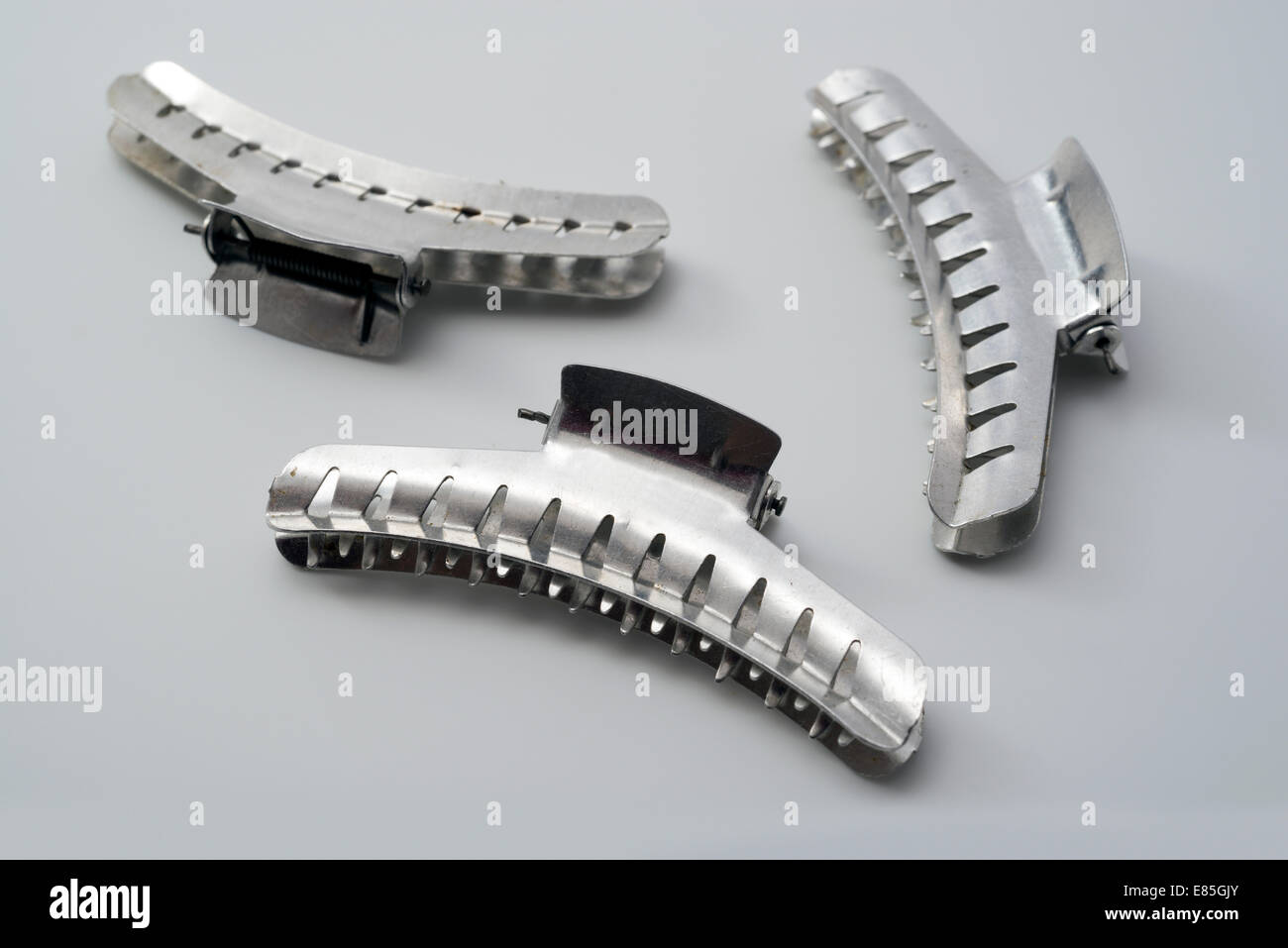 Drei Metall Haarspangen vor einem weißen Hintergrund Stockfoto